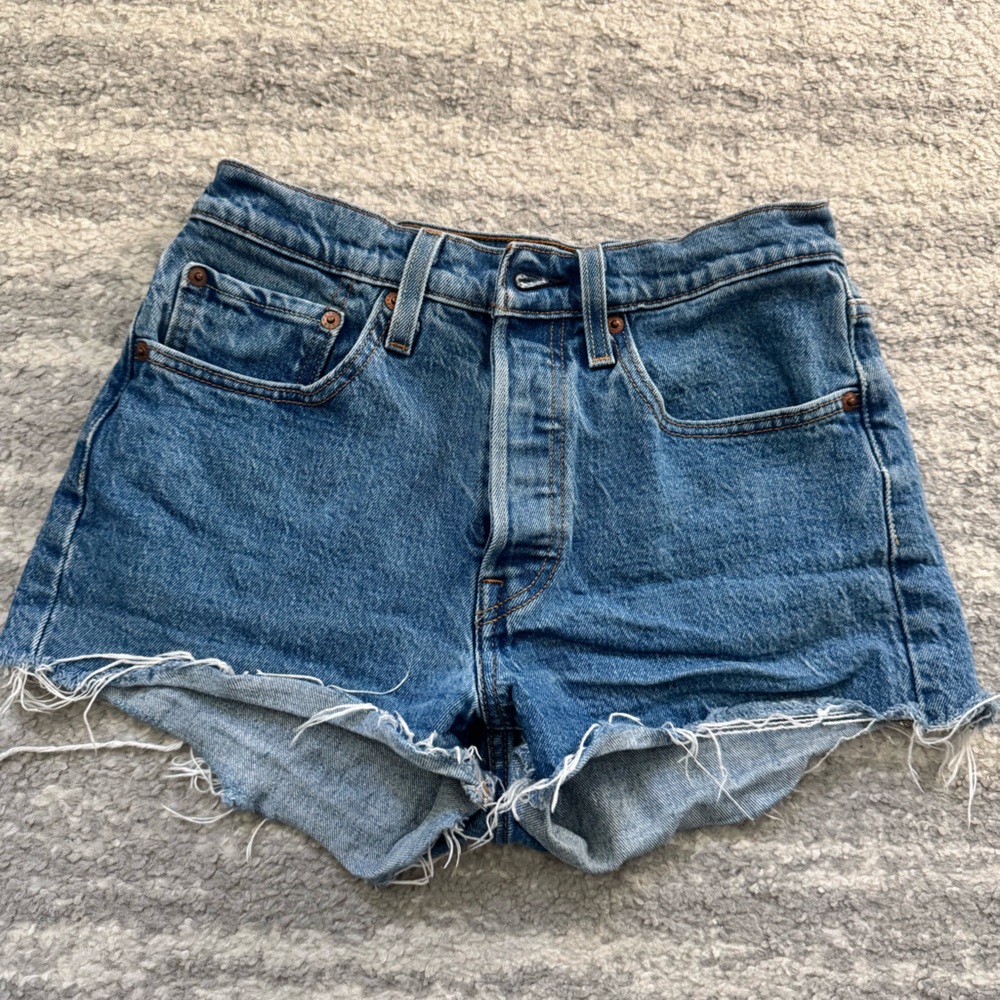 Levi’s 501 original fit high rise. Medium wash. Stretchy.